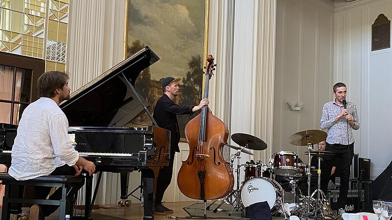 Das Trio Enemy präsentiert sich beim Jazz Breakfast auf der Bühne im Kurgartencafé.
