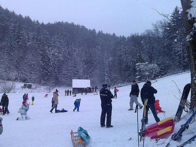 Der Skihang Schweinsleite in Draisendorf (W&uuml;stenstein, Markt Wiesenttal) l&auml;dt nicht nur zum Skifahren, sondern auch zum Rodeln ein. Ob in dieser Saison genug Schnee f&auml;llt, so wie auf diesem Archivbild aus dem Jahr 2017?