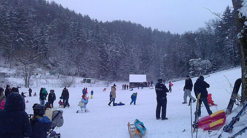 Der Skihang Schweinsleite in Draisendorf (W&uuml;stenstein, Markt Wiesenttal) l&auml;dt nicht nur zum Skifahren, sondern auch zum Rodeln ein. Ob in dieser Saison genug Schnee f&auml;llt, so wie auf diesem Archivbild aus dem Jahr 2017?