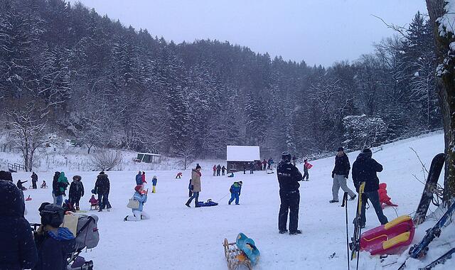 Der Skihang Schweinsleite in Draisendorf (W&uuml;stenstein, Markt Wiesenttal) l&auml;dt nicht nur zum Skifahren, sondern auch zum Rodeln ein. Ob in dieser Saison genug Schnee f&auml;llt, so wie auf diesem Archivbild aus dem Jahr 2017?