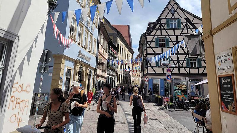 Die Sandstra&szlig;e stimmt sich mit ihren bunten Girlanden auf die Sandkerwa ein.