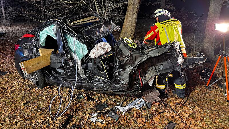 Schwerer Unfall auf der B2 bei Nürnberg: Fahrer eingeklemmt und schwer verletzt Schwerer Unfall auf der B2 bei Nürnberg: Fahrer eingeklemmt und schwer verletzt
