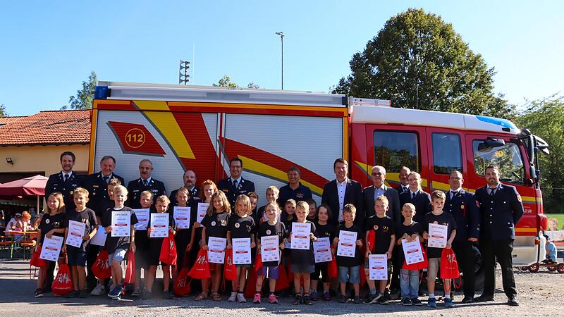 Die Ramsthaler Feuerfüchse gemeinsam mit den Ehrengästen