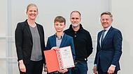 Von links: Laura Wesseler, Programmleiterin des Geschichtswettbewerbs bei der Körber-Stiftung, Linus Karch und sein Tutor Daniel Karch sowie (ganz rechts) der 1. Vizepräsident des Bayerischen Landtags, Tobias Reiß.
