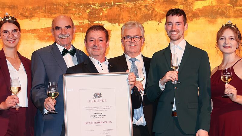 &Uuml;ber den Staatsehrenpreis freut sich das Weingut J&uuml;rgen Hofmann aus Sandn. Unser Bild zeigt (von links): die Fr&auml;nkische Weinprinzessin Emmi Wendemuth, Artur Steinmann, J&uuml;rgen Hofmann, Hubert Bittlmayer, Daavid Hofmann und die Fr&auml;nkische Weinprinze...