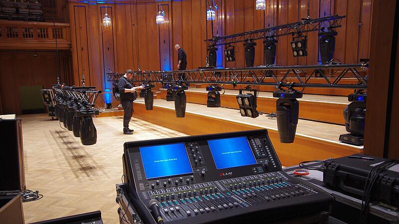 Blick vom seitlichen Mischpult auf den B&uuml;hnenbereich des Max-Littmann-Saals im Regentenbau.