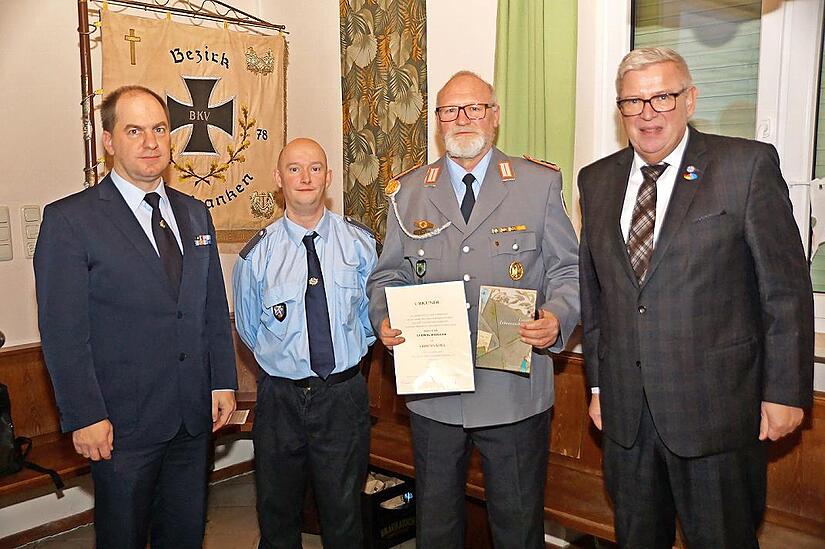 Ehrung von Stabsfeldwebel der Reserve Ludwig Weigler mit (v. l.) BKV-Pr&auml;sident Otmar Krumpholz, stellvertretendem Bezirksvorsitzenden Roland Leicht, Stabsfeldwebel der Reserve Ludwig Weigler und Bezirksgesch&auml;ftsf&uuml;hrer des Volksbunds Deutsche Krieg...