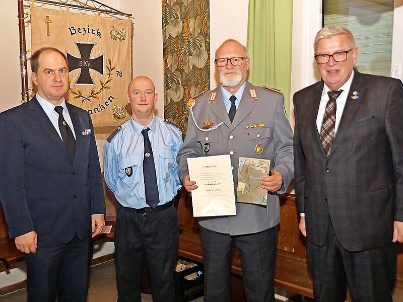 Ehrung von Stabsfeldwebel der Reserve Ludwig Weigler mit (v. l.) BKV-Pr&auml;sident Otmar Krumpholz, stellvertretendem Bezirksvorsitzenden Roland Leicht, Stabsfeldwebel der Reserve Ludwig Weigler und Bezirksgesch&auml;ftsf&uuml;hrer des Volksbunds Deutsche Krieg...