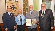 Ehrung von Stabsfeldwebel der Reserve Ludwig Weigler mit (v. l.) BKV-Präsident Otmar Krumpholz, stellvertretendem Bezirksvorsitzenden Roland Leicht, Stabsfeldwebel der Reserve Ludwig Weigler und Bezirksgeschäftsführer des Volksbunds Deutsche Krieg... Ehrung von Stabsfeldwebel der Reserve Ludwig Weigler mit (v. l.) BKV-Präsident Otmar Krumpholz, stellvertretendem Bezirksvorsitzenden Roland Leicht, Stabsfeldwebel der Reserve Ludwig Weigler und Bezirksgeschäftsführer des Volksbunds Deutsche Krieg...