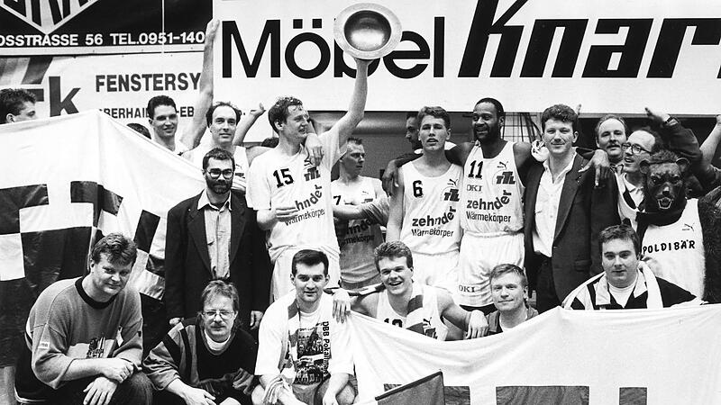 1992 gewann TTL Bamberg den Pokal: Bis 2005  war das der einzige nationale Titel für die Basketballer an der Regnitz.  Im Bild v. l.  knieend Trainer Terry Schofield,  Physiotherapeut Siegfried Heyd, Zoran Sretenovic, Volkmar Zapf und Mannschaftsbetreuer Bernd Herbst, stehend v. l.  Brian Martin (hinter der Fahne), Magnus Pelkowski, Peter Cole, Mannschaftsarzt Dr. Dieter Reder, Mike Jackel,  Kai Nürnberger, Hartmut Ortmann (fast verdeckt), Henrik Gese,  Kenneth Sweet und Co-Trainer Roland Back.
