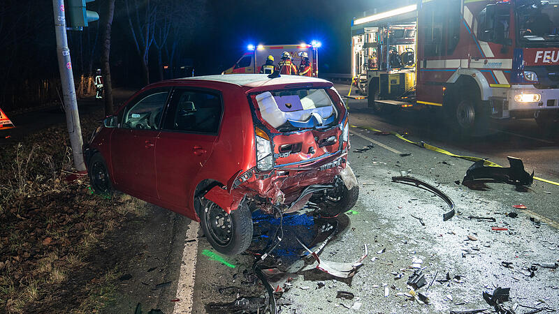 Die zwei am Unfall beteiligten Autos wurden schwer beschädigt.Forchheim & Fränkische Schweiz Die zwei am Unfall beteiligten Autos wurden schwer beschädigt.