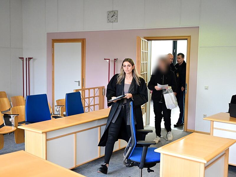 Rechtsanwältin Carolin Redai aus Bamberg und der Angeklagte betreten den Gerichtssaal