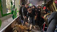 Vor dem Büro der Bundestagsabgeordneten Manuela Rottmann in der Hammelburger Altstadt legten demonstrierende Landwirte zahlreiche Steine ab. Die Grünen-Abgeordnete spricht von Einschüchterungsversuchen. Vor dem Büro der Bundestagsabgeordneten Manuela Rottmann in der Hammelburger Altstadt legten demonstrierende Landwirte zahlreiche Steine ab. Die Grünen-Abgeordnete spricht von Einschüchterungsversuchen.