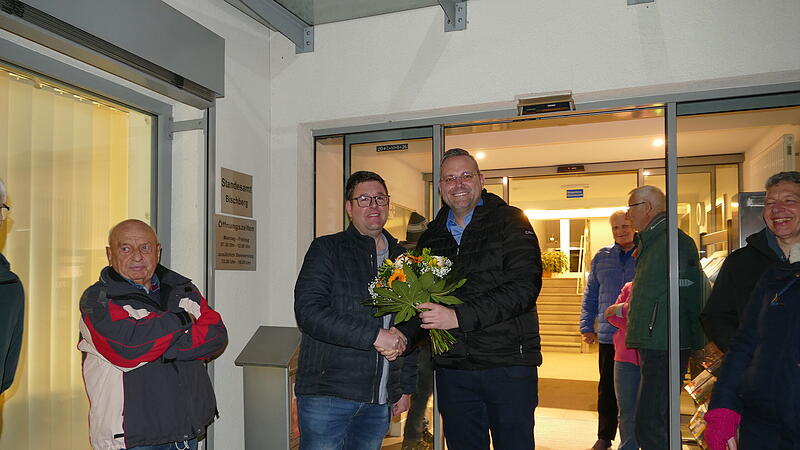 Gemeinderat Martin Sterzinger (BI) gratulierte Michael D&uuml;tsch (rechts) mit Blumen zur Wiederwahl als B&uuml;rgermeister.