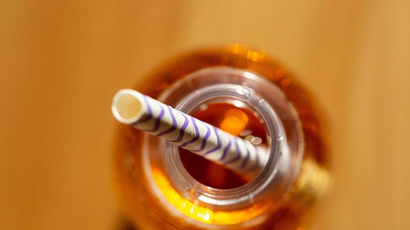 Eine ge&ouml;ffnete Flasche mit einem zuckerhaltigen Erfrischungsgetr&auml;nk steht auf einem Tisch. Durch die geplante Steuer werden zuckerhaltige Getr&auml;nke teurer.