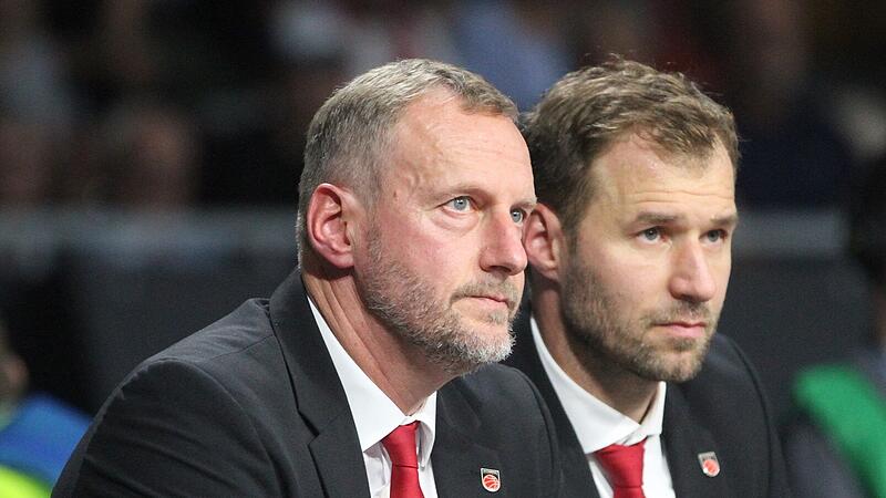 Nach dem schwachen Start gegen den FC Bayern Basketball waren Bambergs Trainer Anton Gavel (r.) und Co-Trainer Arne Woltmann bedient.