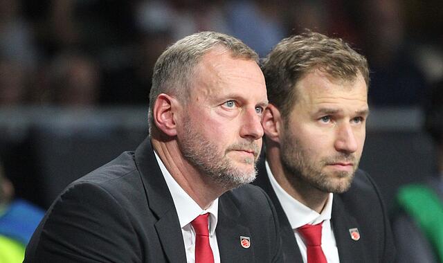 Nach dem schwachen Start gegen den FC Bayern Basketball waren Bambergs Trainer Anton Gavel (r.) und Co-Trainer Arne Woltmann bedient.