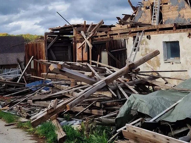 Die Scheune der Familie muss dringend abgerissen werden.