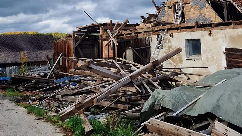 Die Scheune der Familie muss dringend abgerissen werden.