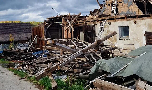 Die Scheune der Familie muss dringend abgerissen werden. Die Scheune der Familie muss dringend abgerissen werden.