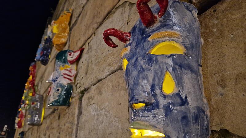 Eine Wand voller MaskenKronach leuchtet Bilderserie 3