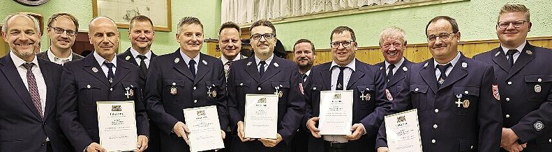 Ehrungen bei der Feuerwehr Kirchleus: J&uuml;rgen Beck, Norbert Partenfelder, Ralf Michel, Roland Limmer und Karlheinz Partenfelder wurden ausgezeichnet. Alle leisteten 40 Jahre aktiven Feuerwehrdienst, w&uuml;rdigte stellvertretender Landrat J&ouml;rg Kunstmann...