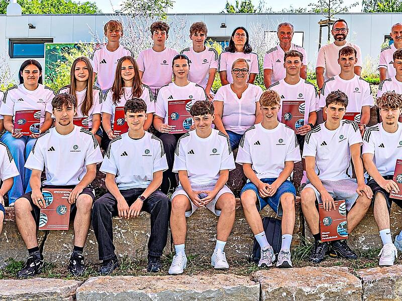 Das sind sie: die neuen DFB-Junior-Coaches, die sich nach absolvierter Ausbildung zum Gruppenbild im Schulgarten des Friedrich-Rückert-Gymnasiums versammelt haben – unter ihnen auch Marvin Koch, der seinen Lehrgang im vergangenen Jahr absolviert h... Das sind sie: die neuen DFB-Junior-Coaches, die sich nach absolvierter Ausbildung zum Gruppenbild im Schulgarten des Friedrich-Rückert-Gymnasiums versammelt haben – unter ihnen auch Marvin Koch, der seinen Lehrgang im vergangenen Jahr absolviert h...