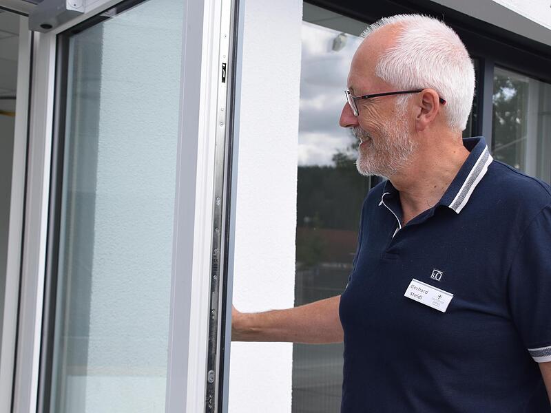 Türen auf und hereinspaziert: Gerhard Steidl konnte schon die ersten Bewohner im neuen „Haus St. Georg“ in Kronach begrüßen. Daniela Pondelicek Türen auf und hereinspaziert: Gerhard Steidl konnte schon die ersten Bewohner im neuen „Haus St. Georg“ in Kronach begrüßen. Daniela Pondelicek