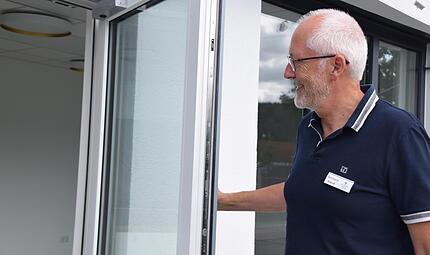 T&uuml;ren auf und hereinspaziert: Gerhard Steidl konnte schon die ersten Bewohner im neuen &bdquo;Haus St. Georg&ldquo; in Kronach begr&uuml;&szlig;en. Daniela Pondelicek