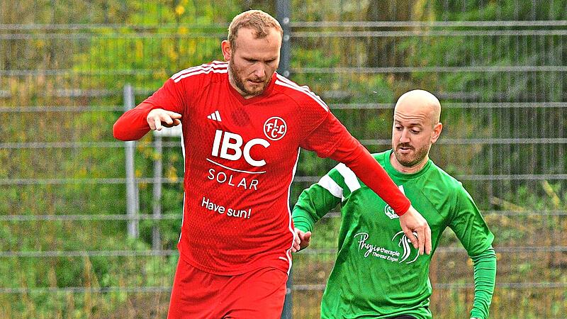 FC Lichtenfels II gegen TSV Heldritt Der Lichtenfelser Fabian Funk (links) schirmt den Ball gegen Philipp Hütter ab.