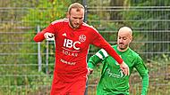 Der Lichtenfelser Fabian Funk (links) schirmt den Ball gegen Philipp H&uuml;tter ab.