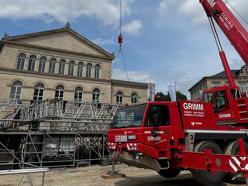 HUK-Coburg-Open-Air-Sommer 2024: Aufbau der B&uuml;hne auf dem Schlossplatz