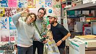 Rahel Metzner, Daniel Becker (Mitte) und Jérémie Gnaedig kümmern sich um die Kreativwerkstatt des Jugendzentrums am Margaretendamm. Rahel Metzner, Daniel Becker (Mitte) und Jérémie Gnaedig kümmern sich um die Kreativwerkstatt des Jugendzentrums am Margaretendamm.
