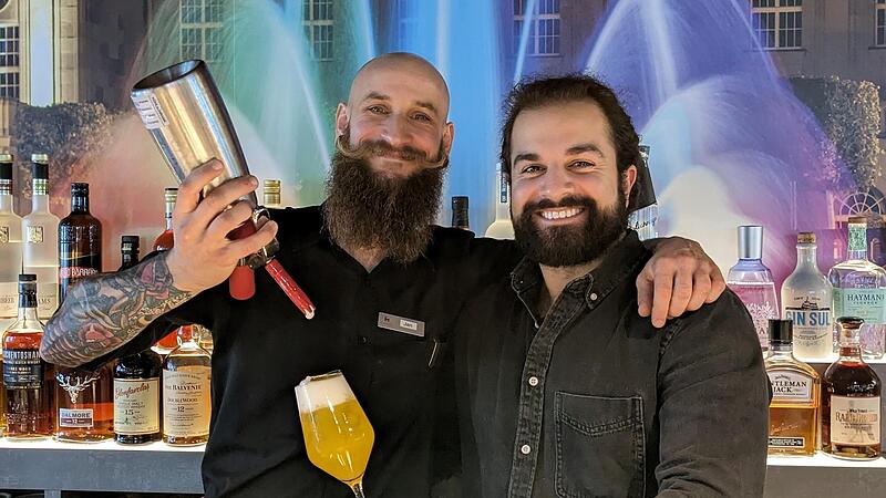Barkeeper mit gute-Laune-Garantie:  Jan Klubert (links) und Naim G&ouml;ren bieten eine Vielzahl Drinks im neuen Stadthotel &bdquo;Rh&ouml;nkitz&ldquo;.