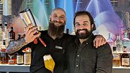 Barkeeper mit gute-Laune-Garantie:  Jan Klubert (links) und Naim G&ouml;ren bieten eine Vielzahl Drinks im neuen Stadthotel &bdquo;Rh&ouml;nkitz&ldquo;.