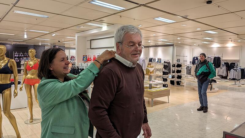 Er&ouml;ffnung Aachner in Coburg  - Pullover probiert und gleich anbehalten