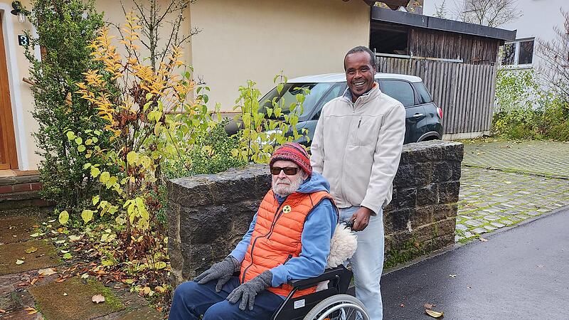 Egal, wo Dinka  Shihima und Dr. Bernt Sieg auftauchen: Die Assoziation zum ber&uuml;hmten Film "Ziemlich beste Freunde" schie&szlig;t einem sofort durch den Kopf. Und wirklich: Die beiden wurden beste Freunde, der Fl&uuml;chtling und der fr&uuml;here Hausarzt. Ohne Dinka und seine Hilfe, sagt Bernt Sieg, k&ouml;nnte er "auch gleich sterben".