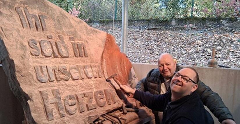 Martin Rinneberg verschönert unter der Anleitung des Künstlers Marc Haselbach die Schnecke auf dem Gedenkstein.