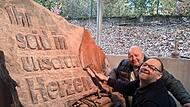 Martin Rinneberg verschönert unter der Anleitung des Künstlers Marc Haselbach die Schnecke auf dem Gedenkstein.