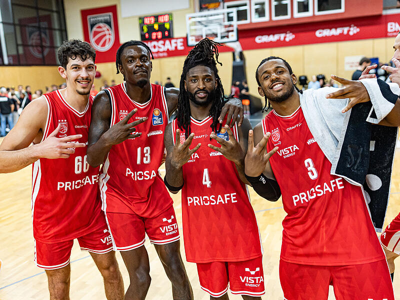 Es herrscht bereits gute Stimmung im neuformierten Team der BMA365 Bamberg Baskets (von links): Yuval Hochstadter, Trevon Scott, Jordan Jones und Jordan Wright.