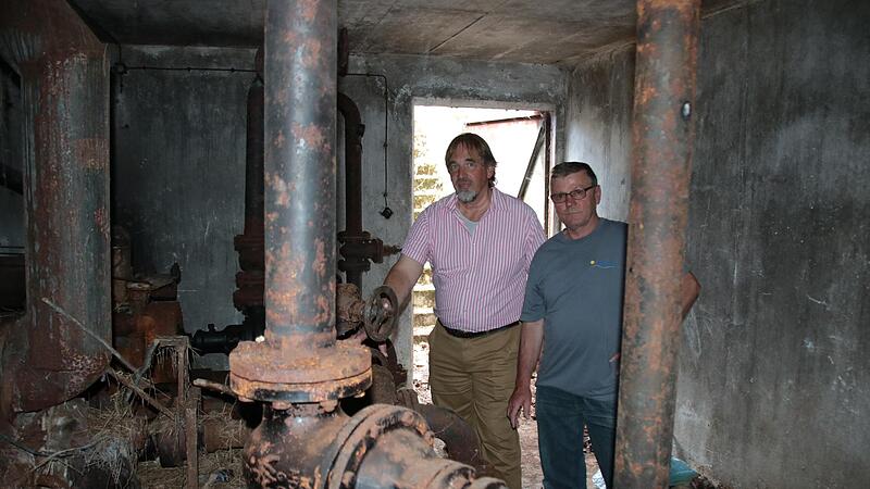 Stadtbaumeister Detlef Mohr und Manfred Schneider von den Stadtwerken im Erdbunker mit alten Pumpen Stadtbaumeister Detlef Mohr und Manfred Schneider von den Stadtwerken im Erdbunker mit alten Pumpen