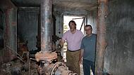 Stadtbaumeister Detlef Mohr und Manfred Schneider von den Stadtwerken im Erdbunker mit alten Pumpen Stadtbaumeister Detlef Mohr und Manfred Schneider von den Stadtwerken im Erdbunker mit alten Pumpen