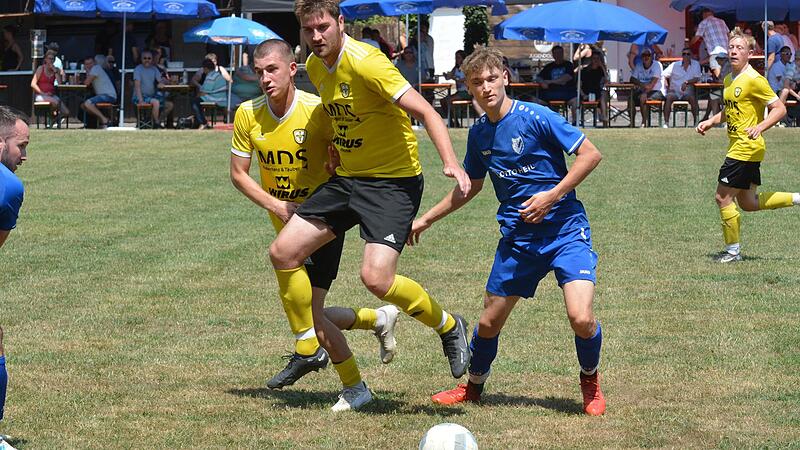 Bei Gluthitze in Frankenbrunn kümmern sich David Büchner (links) und Rene Leurer vom FC Thulba lieber doppelt um Kirill Ride vom FC 06 Bad Kissingen, der allerdings trotzdem einen Treffer beim 3:0-Erfolg des Bezirksligisten beisteuerte. Bei Gluthitze in Frankenbrunn kümmern sich David Büchner (links) und Rene Leurer vom FC Thulba lieber doppelt um Kirill Ride vom FC 06 Bad Kissingen, der allerdings trotzdem einen Treffer beim 3:0-Erfolg des Bezirksligisten beisteuerte.