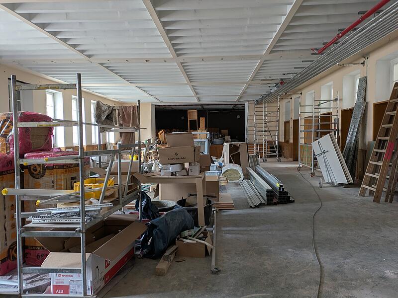Jugendhaus Münnerstadt der Augustiner wird betreutes Wohnen der Carl von Heß SozialstiftungSanierung Münnerstädter Jugendhaus (Stand März) Der große Saal mit Bühne und Küche soll weitgehend so wie er ist erhalten bleiben. Er ist "Bauabschnitt 2" und wird noch nicht zum Halbjahreswechsel fertig sein.