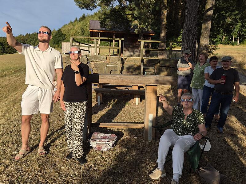 An der Grillh&uuml;tte Edelruh in Bad Br&uuml;ckenau haben am 12. August 2026 Interessierte die Sonnenfinsternis beobachtet.