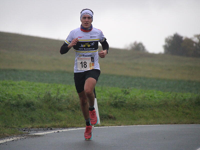 Trotz nasskaltem Herbstwetter lie&szlig;en sich die Sportler den Spa&szlig;  beim 38. Frankenwaldlauf der LG Ludwigschorgast nicht vermiesen.