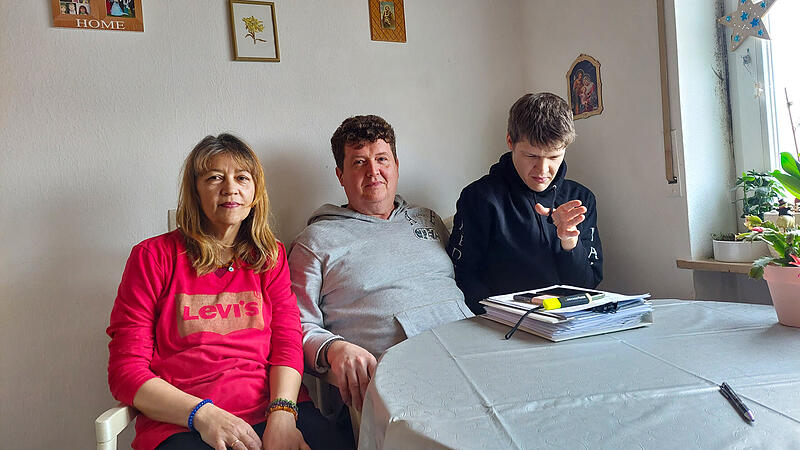 Csaba Horváth (Mitte) und seine Frau Veronika Horváthané sind verzweifelt auf der Suche nach einer Förderstätte für ihren Sohn Benjamin, der an einer geistigen Beeinträchtigung leidet.