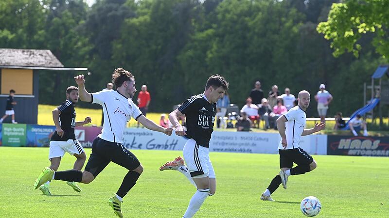 Cristian Fischer (hinten, links) von der Coburger Landesliga-Mannschaft machte beim Spiel der U21 der Vestekicker beim SC Sylvia Ebersdorf den Unterschied: Er schoss zwei der vier Tore f&uuml;r den FC Coburg II.
