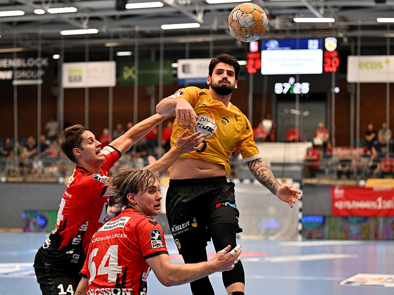 Der Coburger Savvas Savvas, hier gegen die Nordhorner Elmar Erlingsson und Ian H&uuml;ter, war am Freitagabend siebenmal erfolgreich.