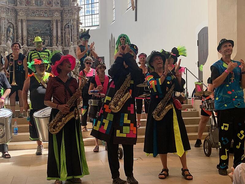 Seit 25 Jahren Kult beim Samba-Festival in Coburg: der Auftritt der Quastenflosser in der Kirche. Seit 25 Jahren Kult beim Samba-Festival in Coburg: der Auftritt der Quastenflosser in der Kirche.